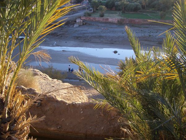 Enfants jouant au oued